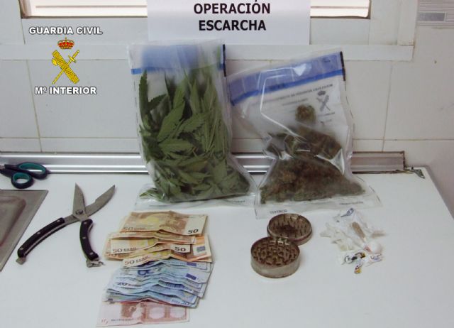 La Guardia Civil desmantela dos nuevos puntos de distribución y venta de cocaína y marihuana en San Javier - 1, Foto 1
