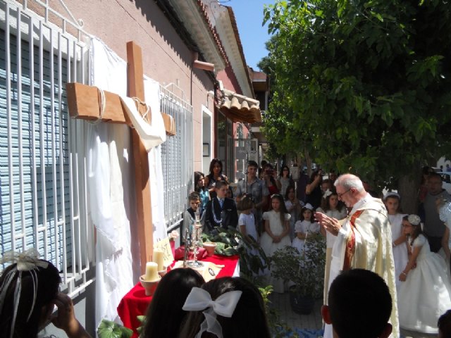 Multitudinaria celebración del Corpus Christi en la mañana de hoy de Aljucer, con los niños de primera comunión y tradicionales altares - 1, Foto 1