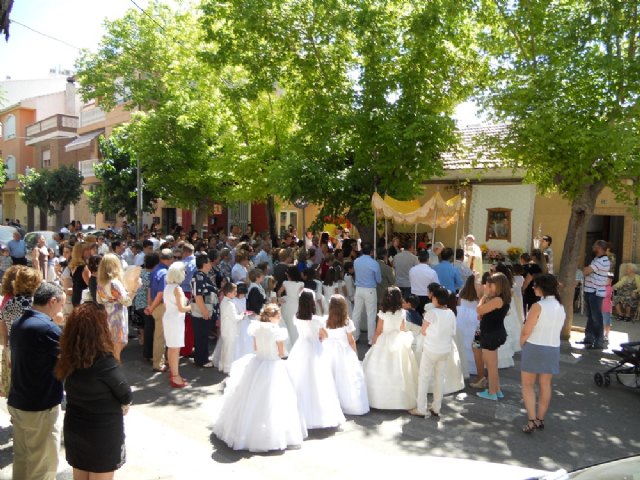 Multitudinaria celebración del Corpus Christi en la mañana de hoy de Aljucer, con los niños de primera comunión y tradicionales altares - 2, Foto 2