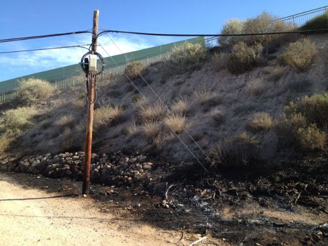Se extingue un incendio de matorral en el camino de los Huertos Nuevos, en dirección al Polígono Industrial, Foto 1
