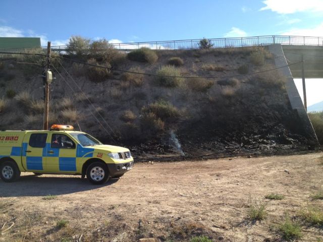 Se extingue un incendio de matorral en el camino de los Huertos Nuevos, en dirección al Polígono Industrial, Foto 3