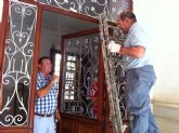 Se acometen trabajos de arreglo y mantenimiento de los principales elementos ornamentales catalogados en la casa del General Aznar