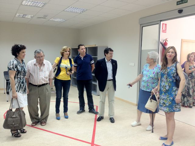 El Ayuntamiento destina 9.300 euros y 12 trabajadores a la recuperación de la sede de Parkinson Lorca - 1, Foto 1