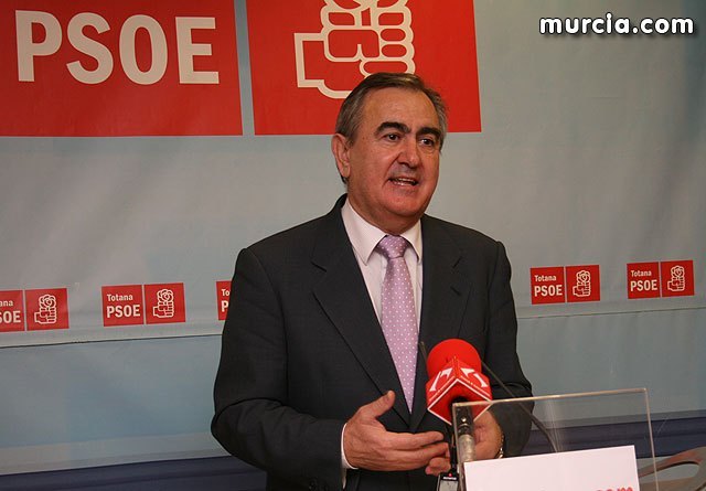 González Tovar denuncia la progresiva e imparable escalada de cierre de servicios sanitarios por parte del Gobierno regional, Foto 1