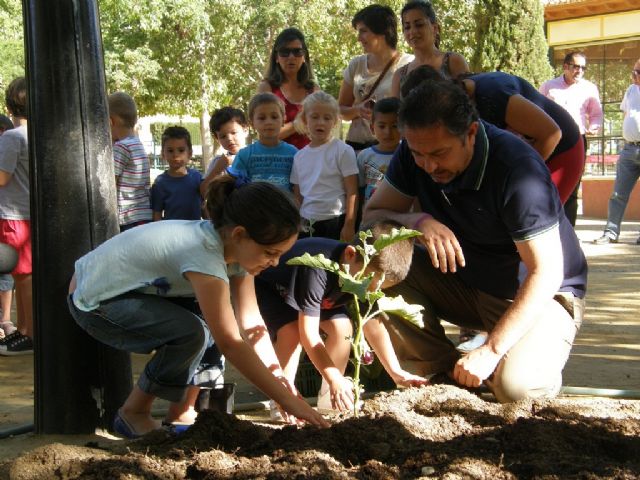 La Concejalía de Parques y Jardines organiza una jornada de conocimiento del medio natural en la que participan medio centenar de escolares - 1, Foto 1