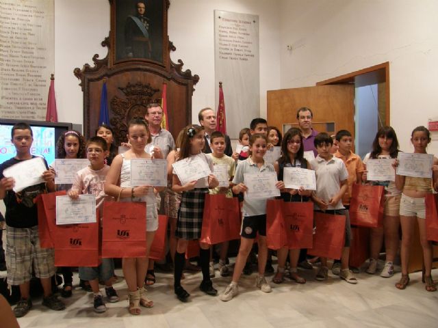 La Concejalía de Educación distingue a 17 alumnos de colegios de nuestro término municipal dentro del concurso de dibujo Crece en Seguridad - 1, Foto 1