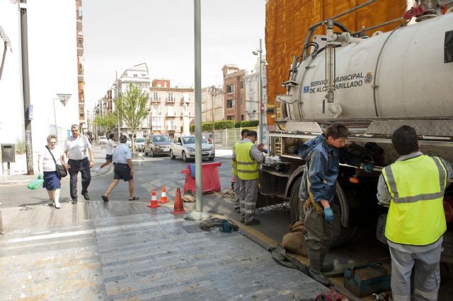 Los trabajos de limpieza del colector de la calle Gisbert finalizan dos días antes de lo previsto - 2, Foto 2