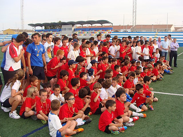 Los 300 alumnos de la Escuela de Fútbol Base Pinatar celebran la clausura del curso 2011-2012 - 1, Foto 1
