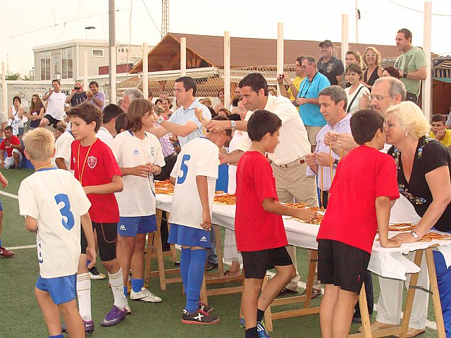 Los 300 alumnos de la Escuela de Fútbol Base Pinatar celebran la clausura del curso 2011-2012 - 2, Foto 2