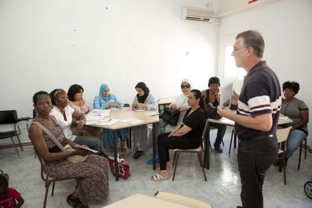 Las inmigrantes consiguen su primer empleo tras pasar por el proyecto SARA - 1, Foto 1