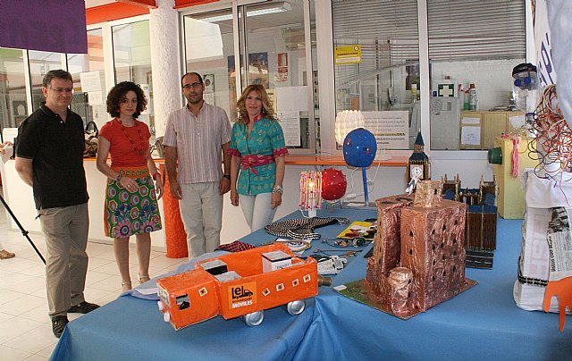 El concurso Crea-Cicla promueve el reciclado y la creatividad artística entre alumnos del IEs Chirinos - 1, Foto 1