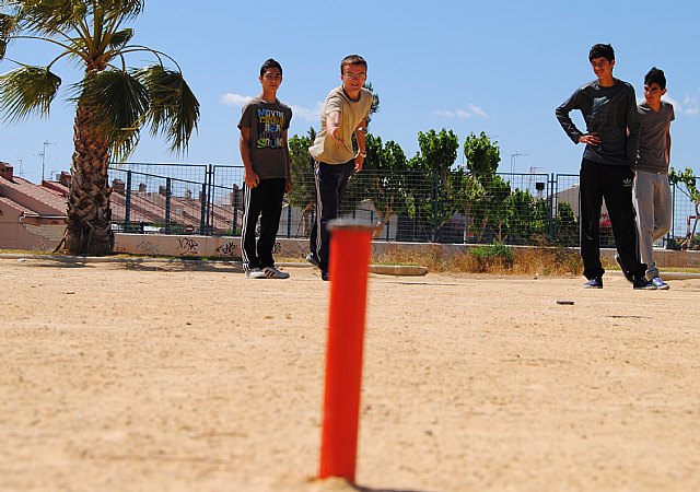 La concejalía de Deportes enseña juegos tradicionales autóctonos a alumnos de secundaria - 1, Foto 1