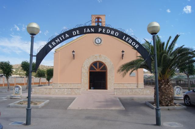 La concejalía de Servicios realiza trabajos de pintura en el interior de la ermita de Lébor de cara a las fiestas de San Pedro, Foto 1