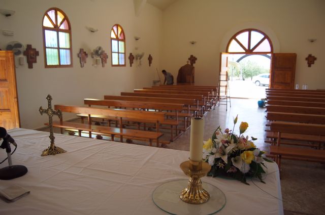 La concejalía de Servicios realiza trabajos de pintura en el interior de la ermita de Lébor de cara a las fiestas de San Pedro, Foto 2