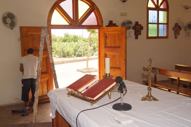 La concejalía de Servicios realiza trabajos de pintura en el interior de la ermita de Lébor de cara a las fiestas de San Pedro, Foto 3