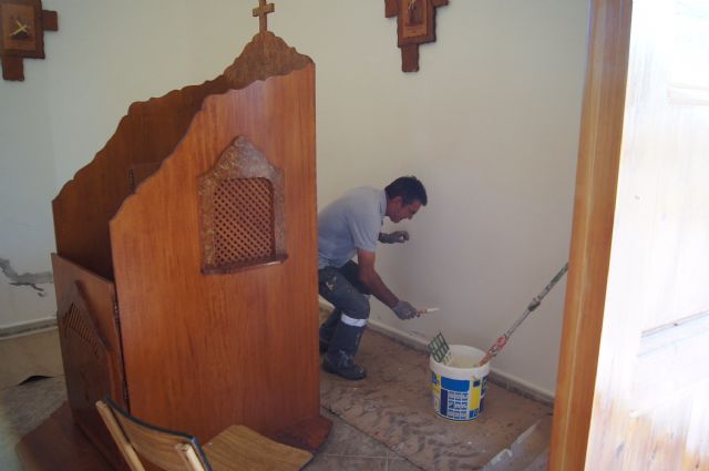 La concejalía de Servicios realiza trabajos de pintura en el interior de la ermita de Lébor de cara a las fiestas de San Pedro, Foto 4