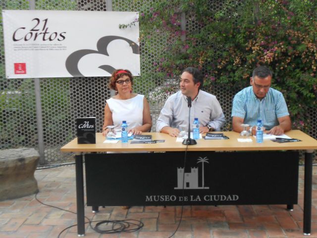 El Centro Municipal de El Carmen publica el libro 21 Cortos con los cuentos escritos por los alumnos del taller de creación literaria - 1, Foto 1