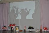 Aidemar celebró su fiesta fin de curso en la biblioteca con un espectáculo de sombras chinescas, música y baile