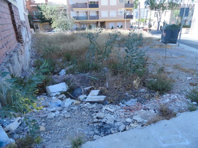 El Grupo Socialista denuncia la existencia de escombreras en pleno centro de Algezares - 1, Foto 1