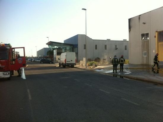 Un incedio arrasa una nave de reciclado de aceite en el Polígono Industrial El Saladar de Totana - 1, Foto 1