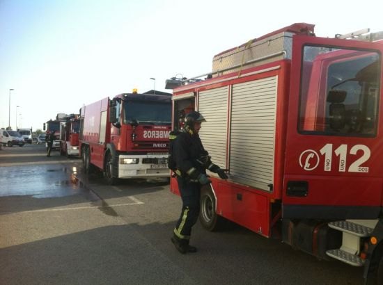 Un incedio arrasa una nave de reciclado de aceite en el Polígono Industrial El Saladar de Totana - 2, Foto 2