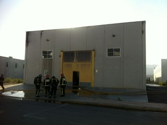 Un incedio arrasa una nave de reciclado de aceite en el Polígono Industrial El Saladar de Totana - 4, Foto 4