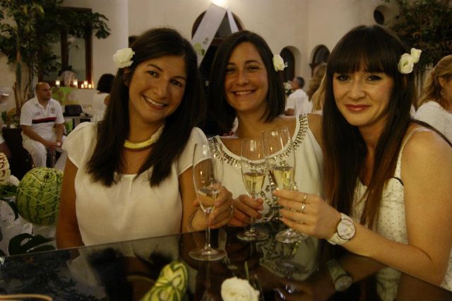 Cerca de 150 personas asisten a la Noche blanca organizada por el restaurante del Real Casino - 1, Foto 1