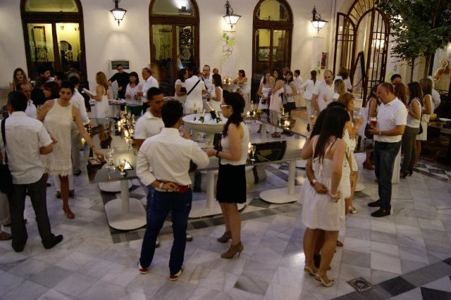 Cerca de 150 personas asisten a la Noche blanca organizada por el restaurante del Real Casino - 3, Foto 3