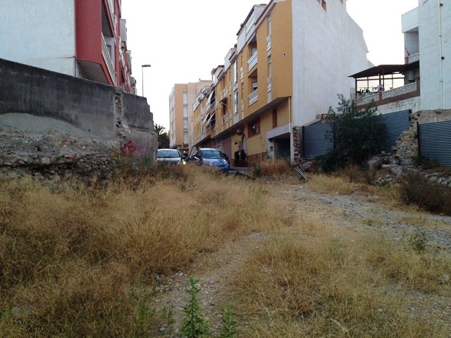 IU denuncia la situación de abandono, desidia y peligro para los vecinos en que se encuentra el solar de “La Yesera”, Foto 4
