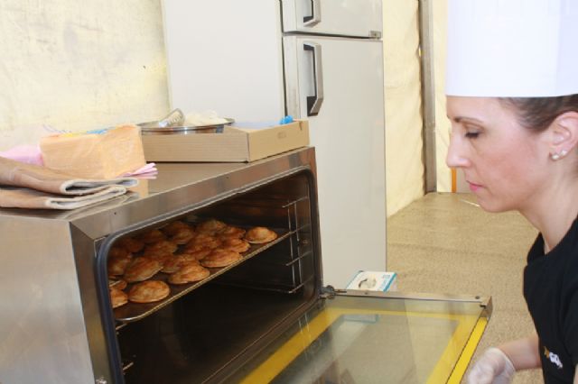 El Mercadillo Artesanal 'El Mesoncico' se despide repartiendo cientos de pasteles de carne - 1, Foto 1