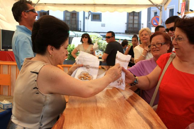 El Mercadillo Artesanal 'El Mesoncico' se despide repartiendo cientos de pasteles de carne - 2, Foto 2