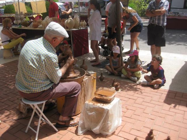 El mercado artesano de La Santa, que se celebra en el atrio del santuario cada mes, se despide hasta septiembre, Foto 1