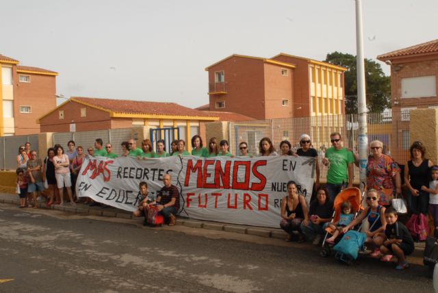 El PSOE se suma a las manifestaciones de padres y profesores del CEIP San Isidro de Los Belones en contra de los recortes en educación pública - 1, Foto 1