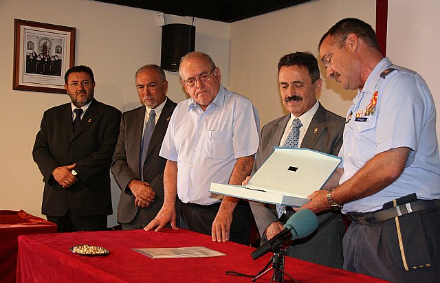 La Academia General del Aire recibe la distinción de honor la Cofradía de la Vera Cruz - 1, Foto 1