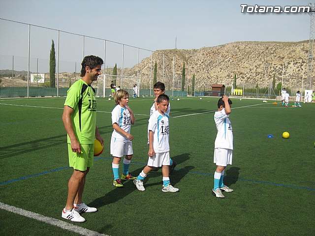 Unos 50 niños y jvenes participan durante esta semana en el I Campus de Ftbol 