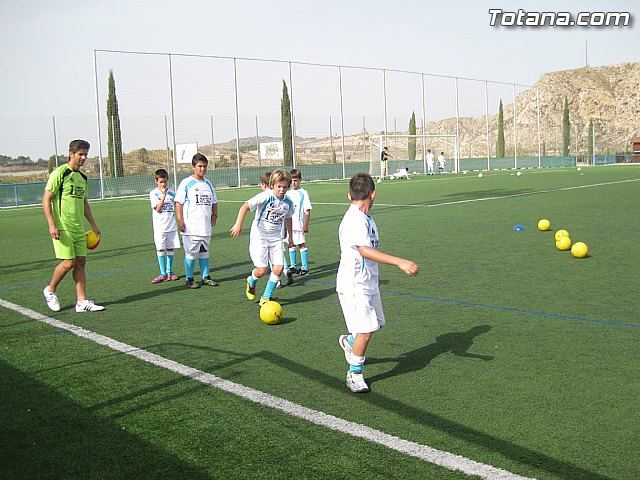 Unos 50 niños y jvenes participan durante esta semana en el I Campus de Ftbol 