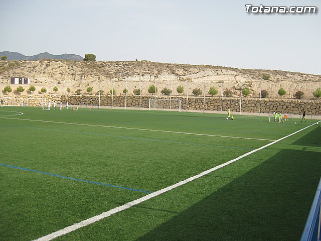 Unos 50 niños y jvenes participan durante esta semana en el I Campus de Ftbol 