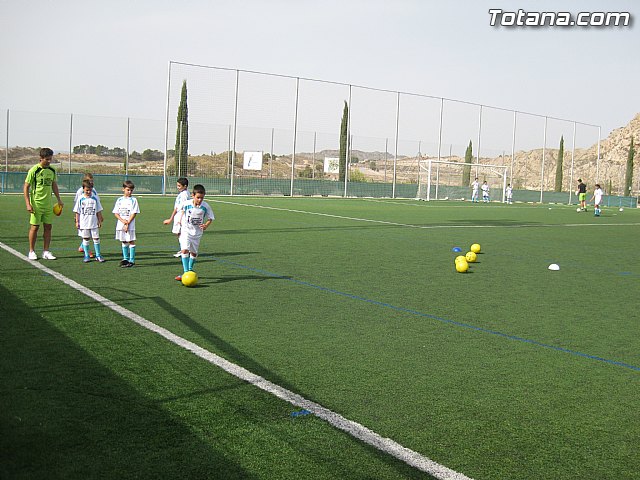 Unos 50 niños y jvenes participan durante esta semana en el I Campus de Ftbol 