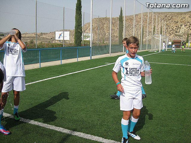 Unos 50 niños y jvenes participan durante esta semana en el I Campus de Ftbol 