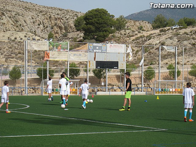 Unos 50 niños y jvenes participan durante esta semana en el I Campus de Ftbol 