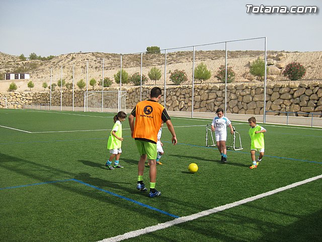 Unos 50 niños y jvenes participan durante esta semana en el I Campus de Ftbol 