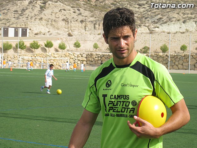 Unos 50 niños y jvenes participan durante esta semana en el I Campus de Ftbol 