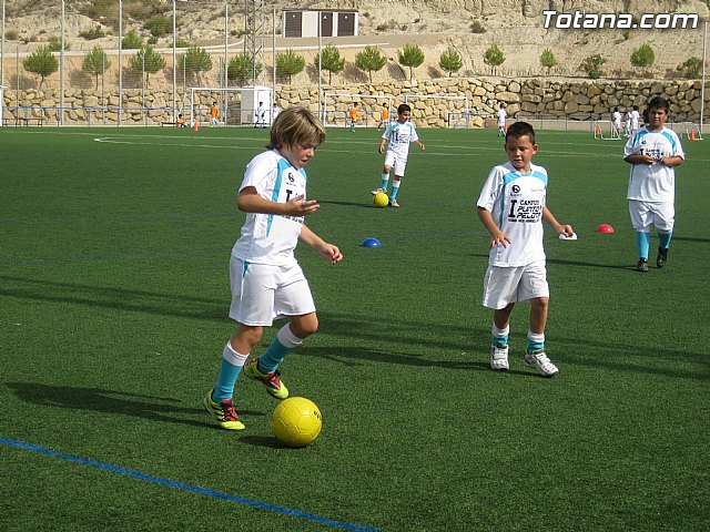 Unos 50 niños y jvenes participan durante esta semana en el I Campus de Ftbol 