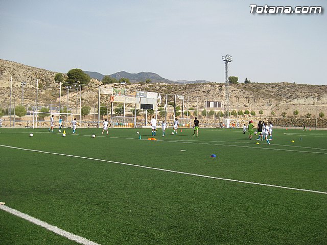 Unos 50 niños y jvenes participan durante esta semana en el I Campus de Ftbol 