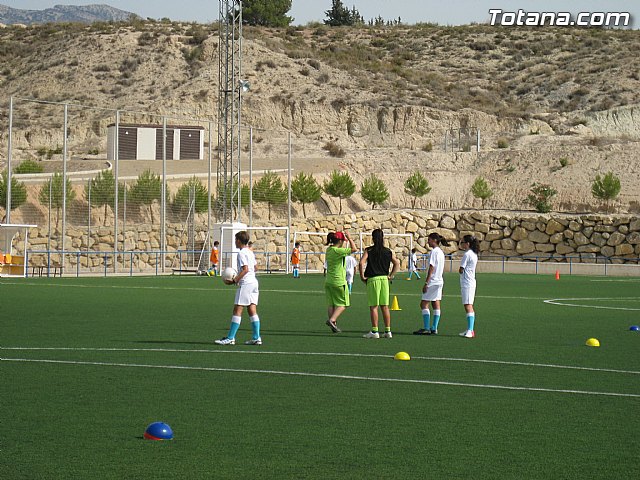 Unos 50 niños y jvenes participan durante esta semana en el I Campus de Ftbol 