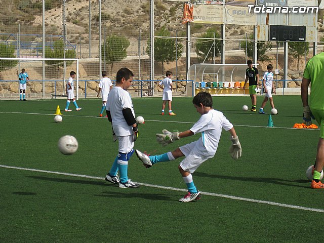 Unos 50 niños y jvenes participan durante esta semana en el I Campus de Ftbol 