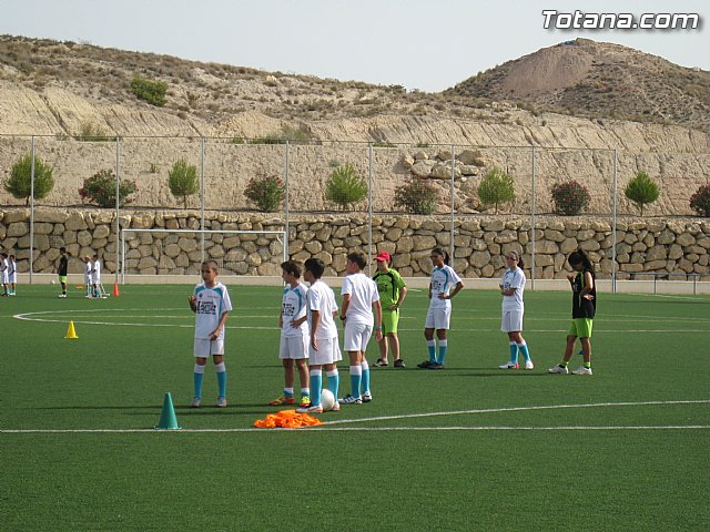 Unos 50 niños y jvenes participan durante esta semana en el I Campus de Ftbol 