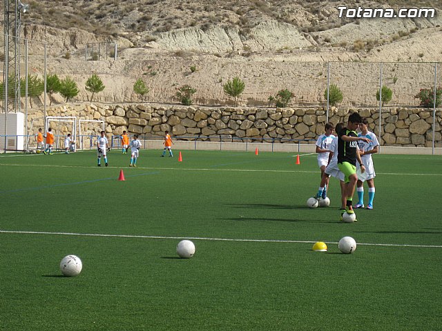 Unos 50 niños y jvenes participan durante esta semana en el I Campus de Ftbol 