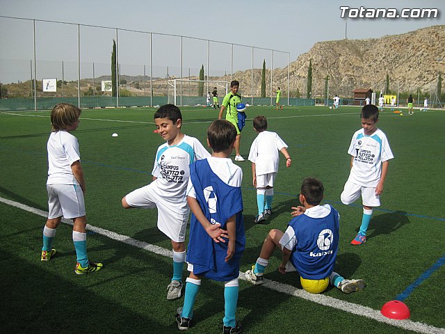 Unos 50 niños y jvenes participan durante esta semana en el I Campus de Ftbol 
