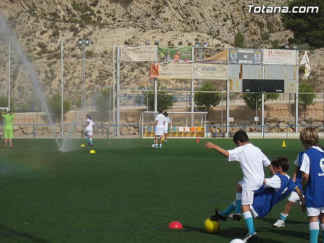 Unos 50 niños y jvenes participan durante esta semana en el I Campus de Ftbol 